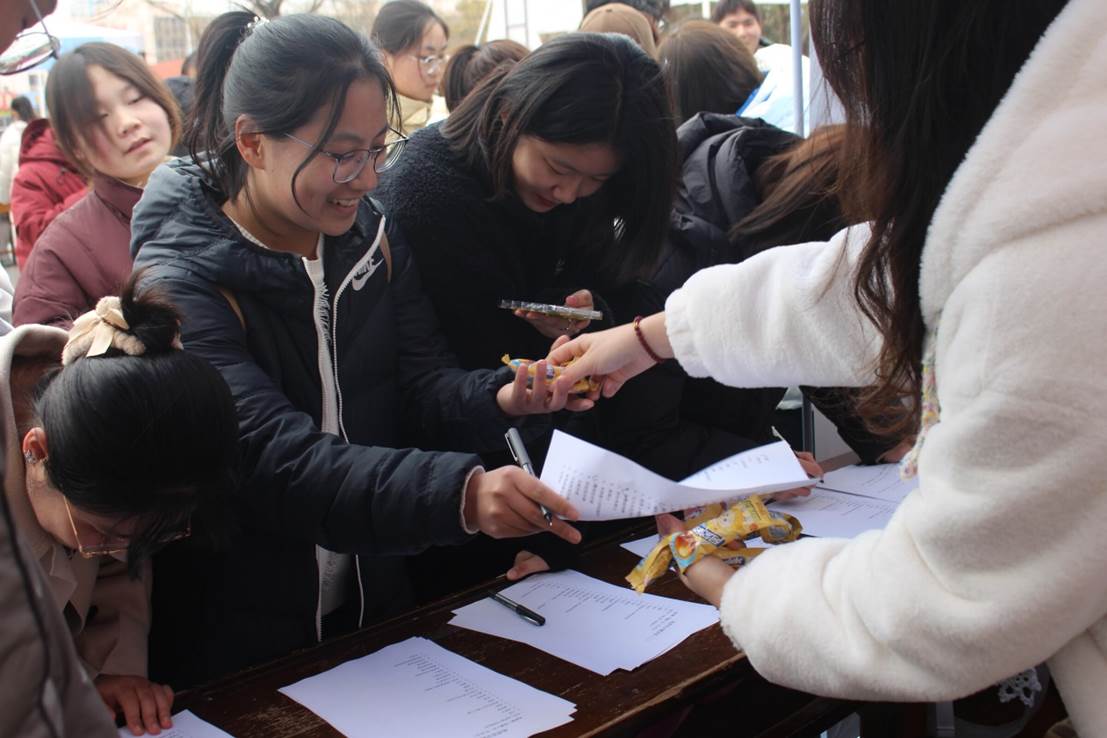 男人和女人在切蛋糕 AI 生成的内容可能不正确。